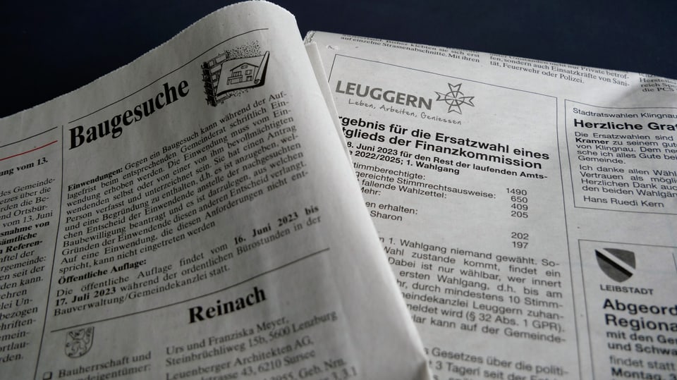 Zwei Zeitungsseiten mit Inseraten