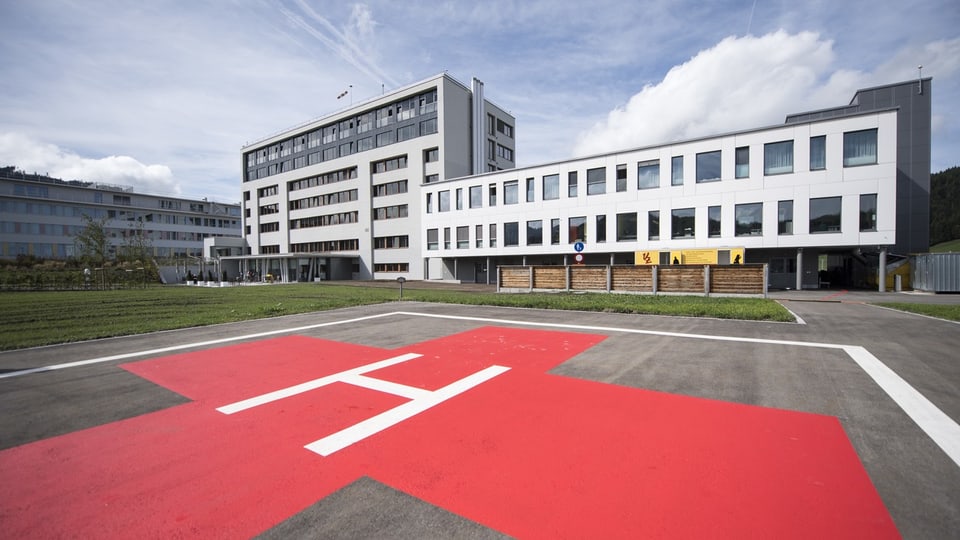 Blick auf den Helikopter-Landeplatz des Spitals Einsiedeln.