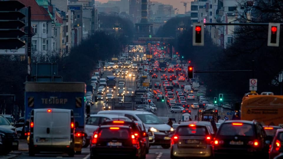 Hunderte Autos fahren oder stehen auf den Strassen in der Berliner Innenstadt. 