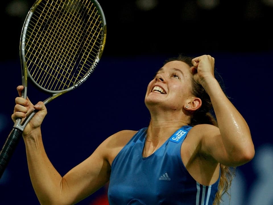 Eine Tennisspielerin mit blauem Oberteil feiert ihren Sieg.