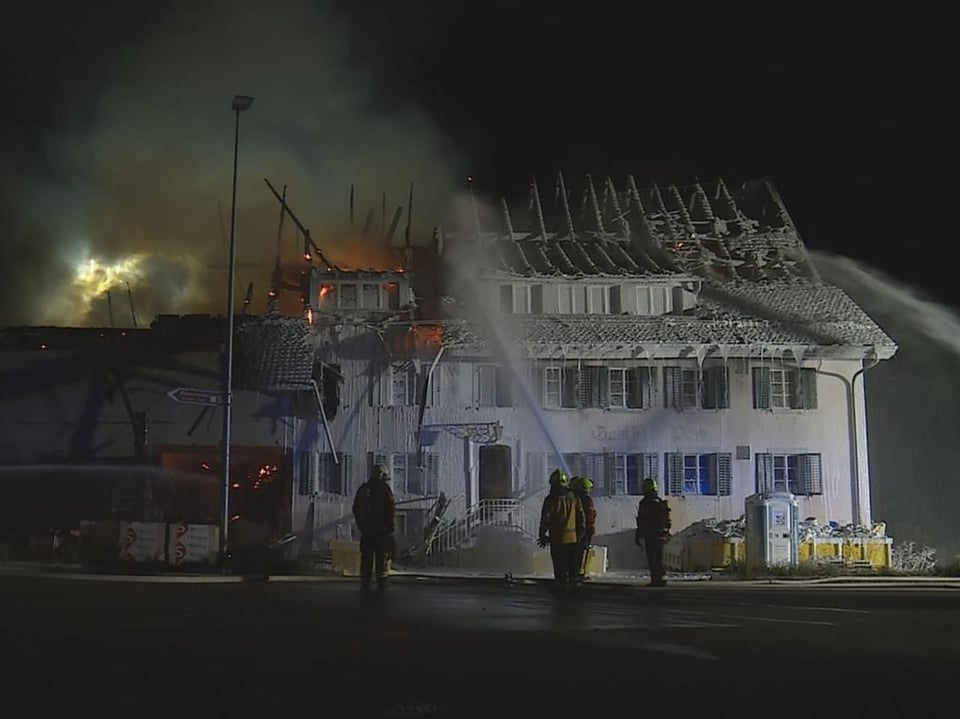 Feuerwehrleute im Löscheinsatz.