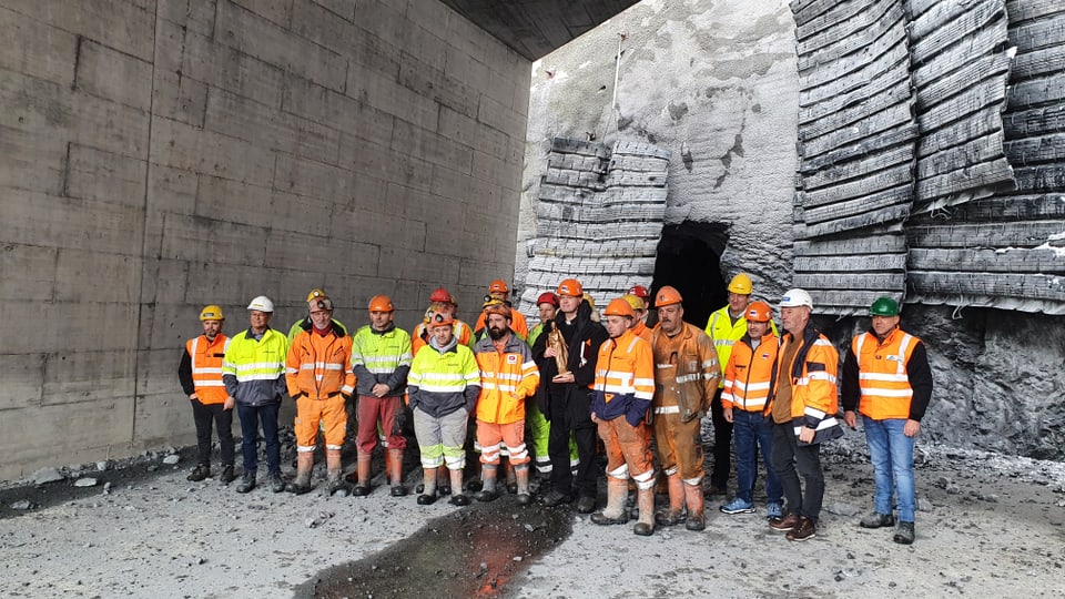 Ils collavuraturs da la construcziun dal tunnel