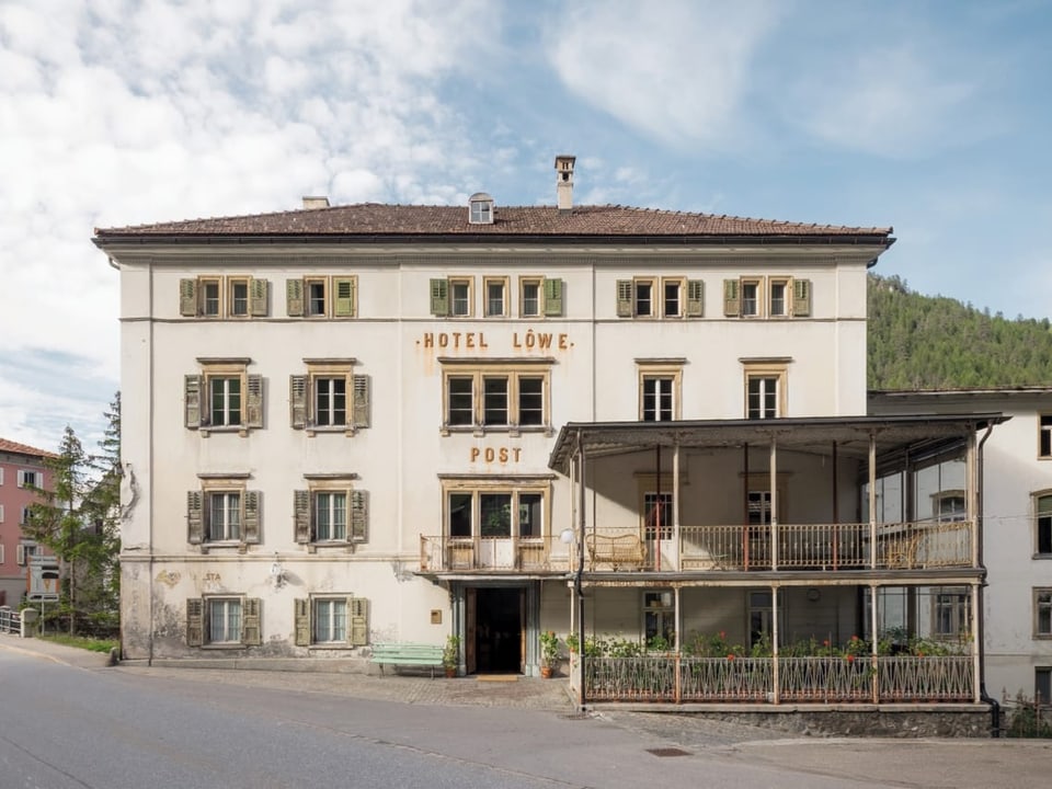 Historisches Hotel Löwe mit Postzeichen auf der Fassade.