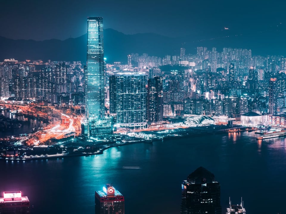 Blick auf das International Commerce Centre in Hongkong und den Victoria Harbour