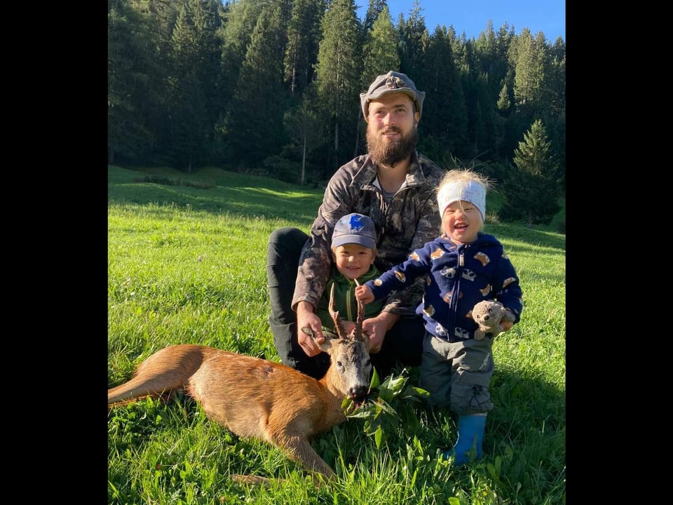 Jäger mit Kindern und Rehbock