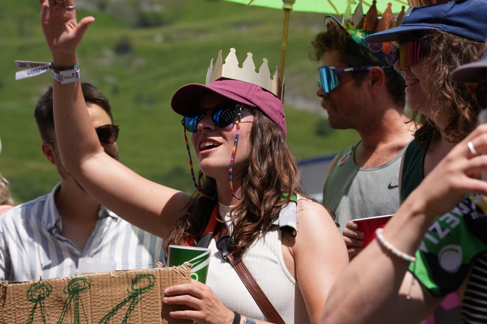 Menschen tragen Pappkronen auf einem Outdoor-Festival.