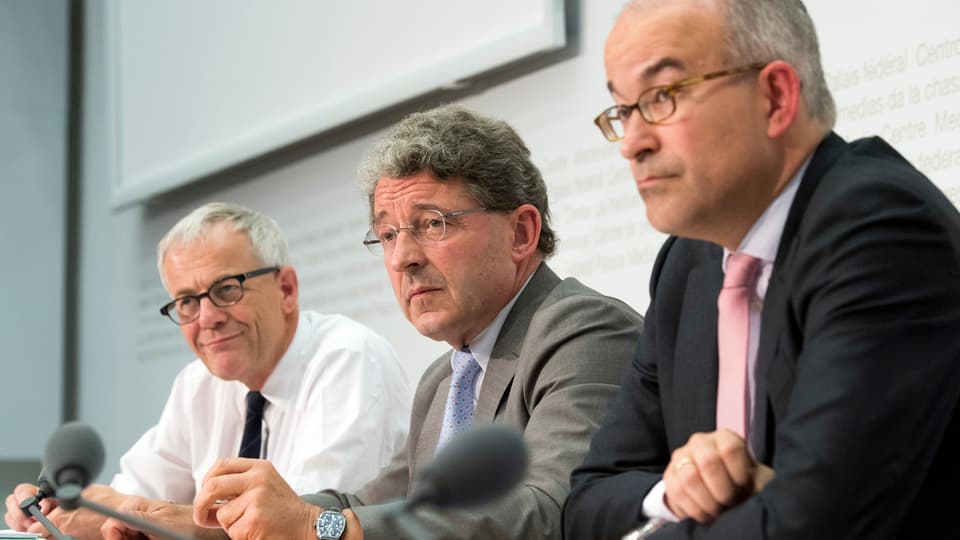 Kurt Fluri (FDP), Heinz Brand (SVP) und Gregor Rutz (SVP) sitzen vor Mikrofonen