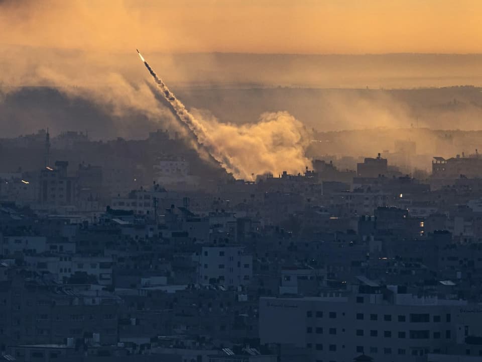 Am 7. Oktober werden aus dem Gazastreifen Raketen abgefeuert.