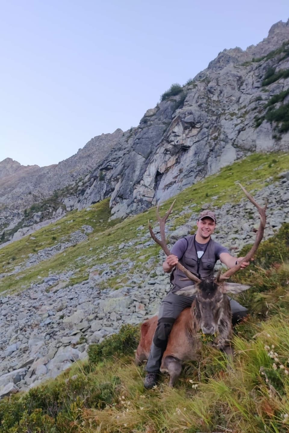 Jäger mit einem grossen Hirsch