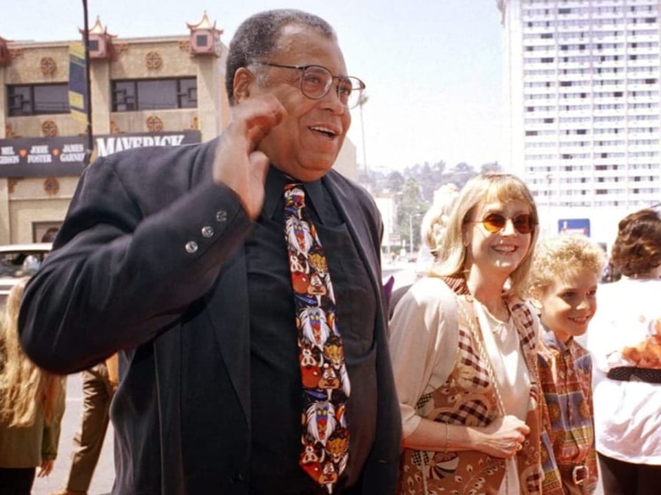 James Earl Jones, links, begrüsst die Presse zusammen mit seiner Frau und Sohn bei der Premiere von „König der Löwen“.