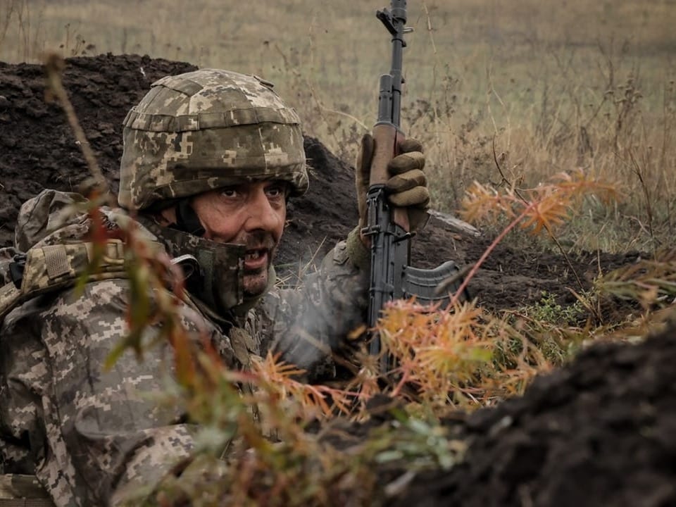 Soldat mit Gewehr.