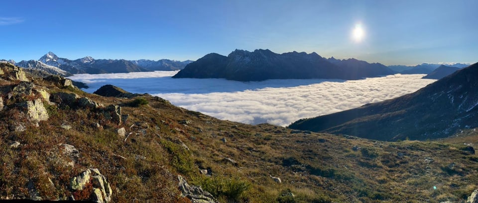 Berglandschaft mit Nebel in einem Tal bei Sonnenaufgang.