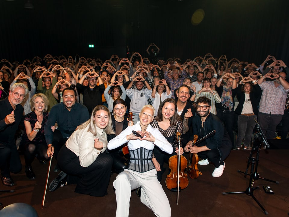 Stefanie Heinzmann and the 'Takesover! Ensemble' with the audience.