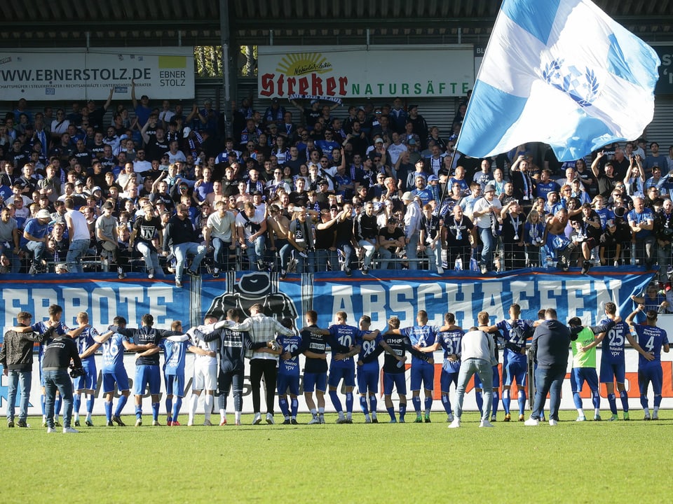 Feiernde Fans und Spieler in Stuttgart