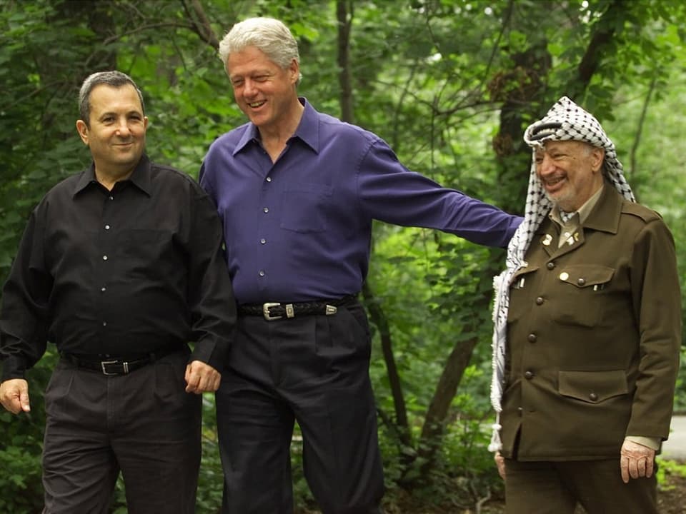 Barak, Clinton und Arafat spazieren durch einen Wald.