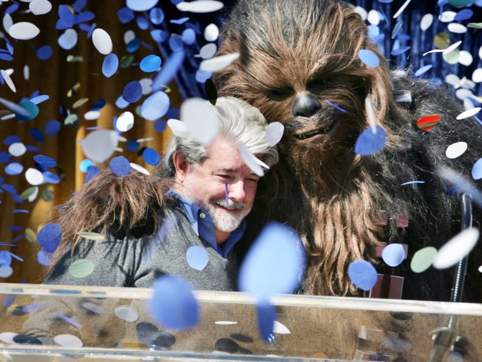 George Lucas zusammen mit Chewbacca, dem vom fiktiven Planeten Kashyyyk stammenen Wookiee