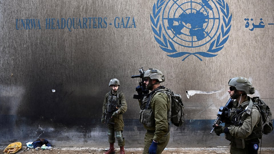 Soldaten vor UNRWA-Hauptquartier in Gaza.