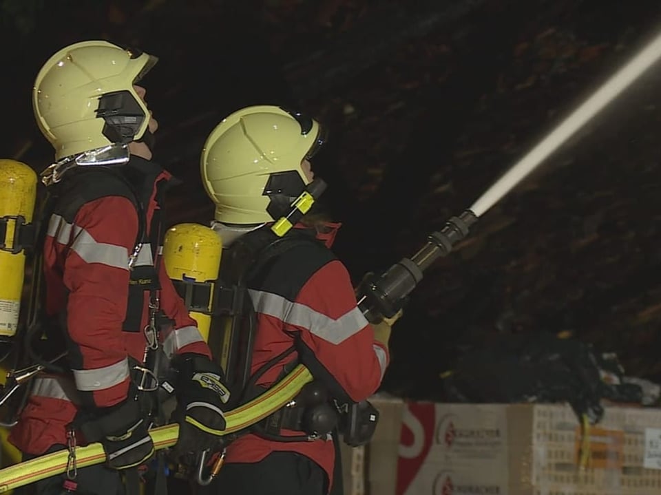 Feuerwehr mit Wasserwerfer im Einsatz.