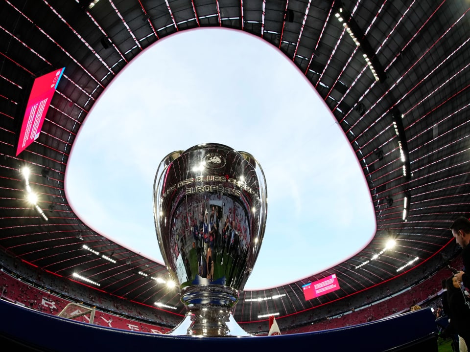 Fussballpokal im Stadion unter dem offenen Dach.