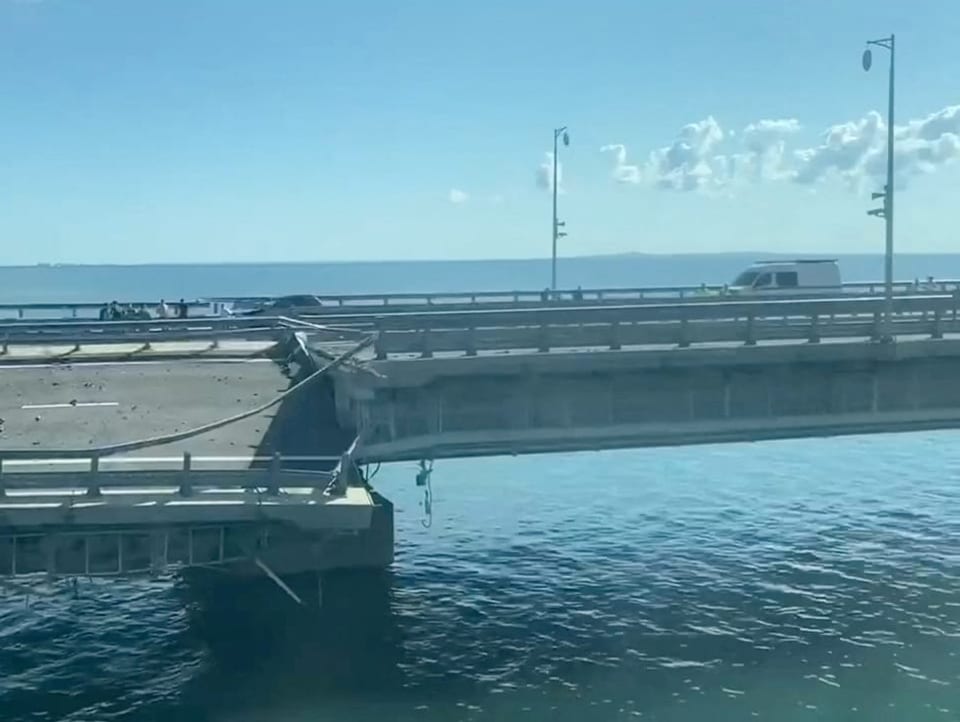 Eine zerstörte Fahrbahn auf einer Brücke