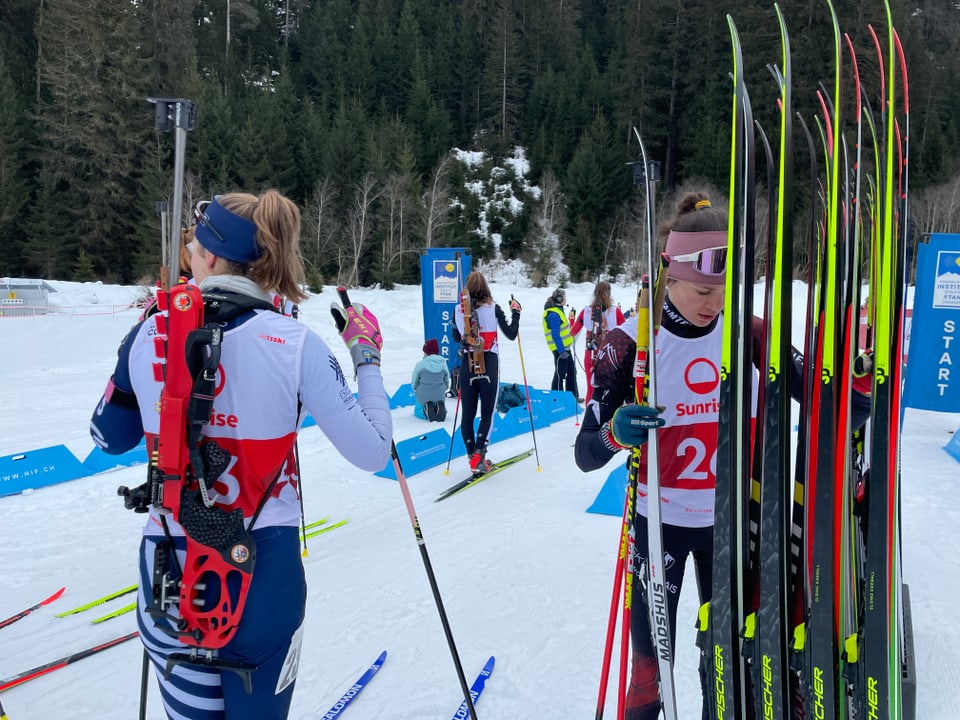 Läuferinnen am Start in Sclamischot