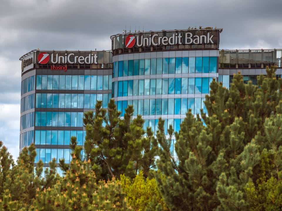 UniCredit Bank Gebäude hinter Bäumen.