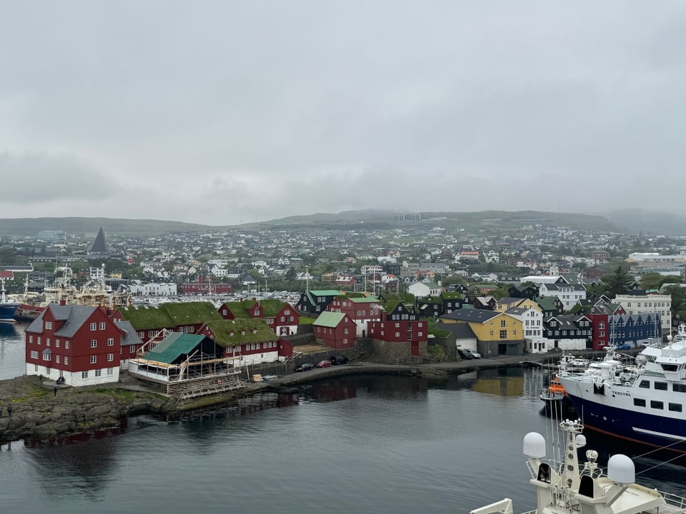 Blick über den Hafen auf die farbigen Häuser von Tórshavn.