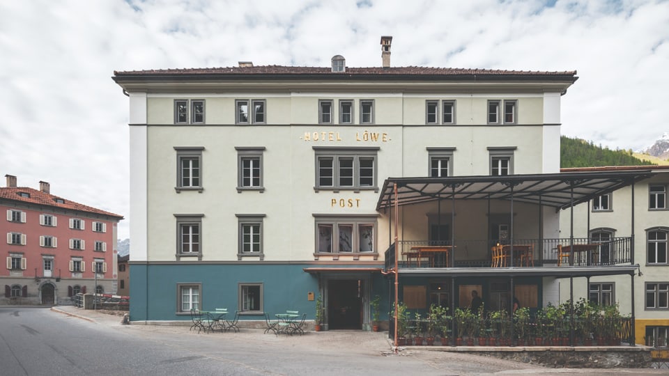 Historisches Hotel Löwe mit Postzeichen auf der neuen Fassade.