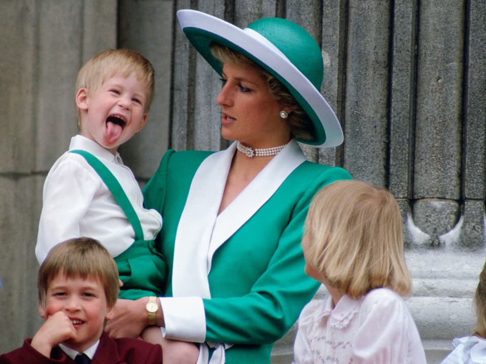 Prinz Harry auf den Armen seiner Mutter Prinzessin Diana während der «Trooping The Colour»-Parade in London.