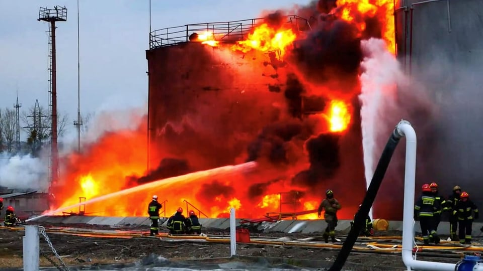 Feuerwehrleute bekämpfen den Brand an einem Treibstoff-Depot im westukrainischen Lwiw. 27.3.2022 publiziert. 
