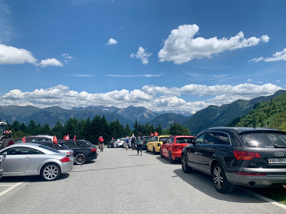 plis autos parcads, vista sur la muntognas