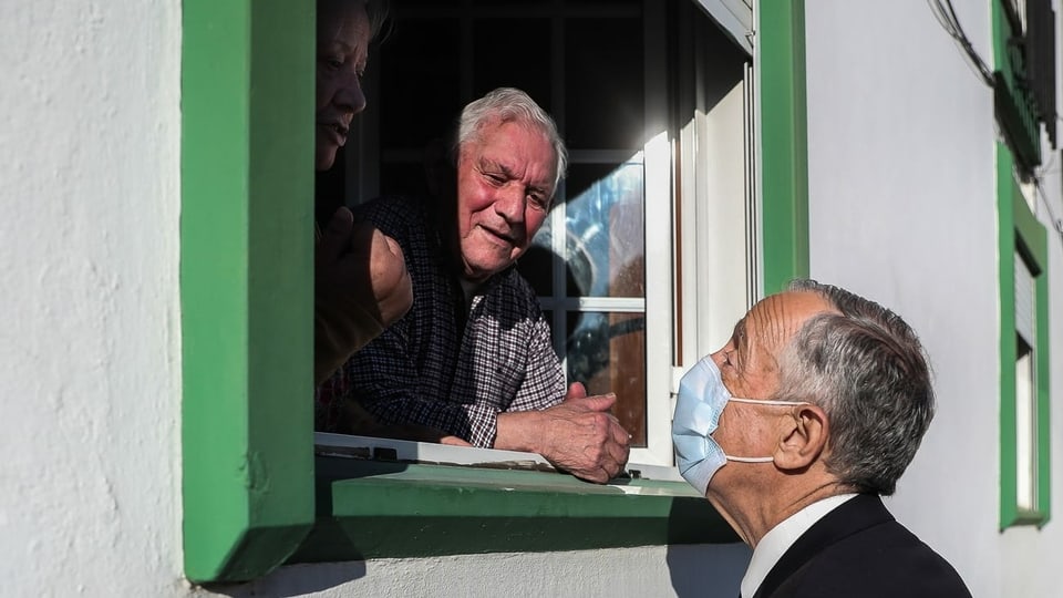 Marcelo Rebelo de Sousa spricht mit Einwohner, die am Fenster stehen