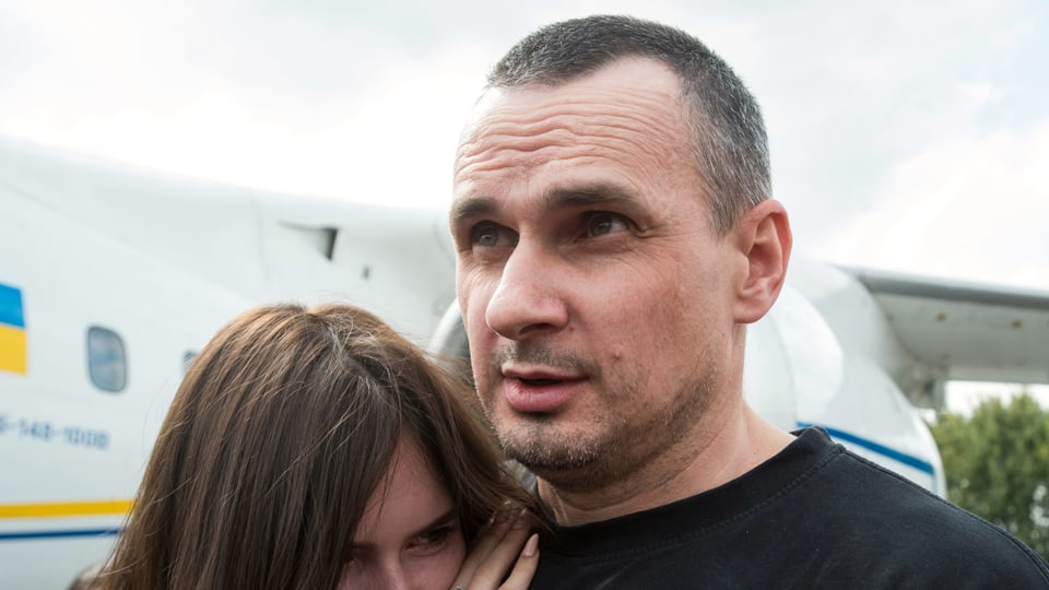 Oleg Senzow mit seiner Tochter nach der Ankunft am Flughafen