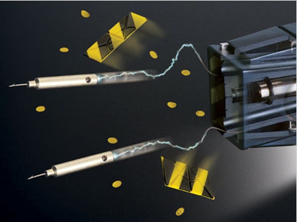 Nahaufnahme eines Tasers, aus dem gerade zwei Projektile schiessen. 