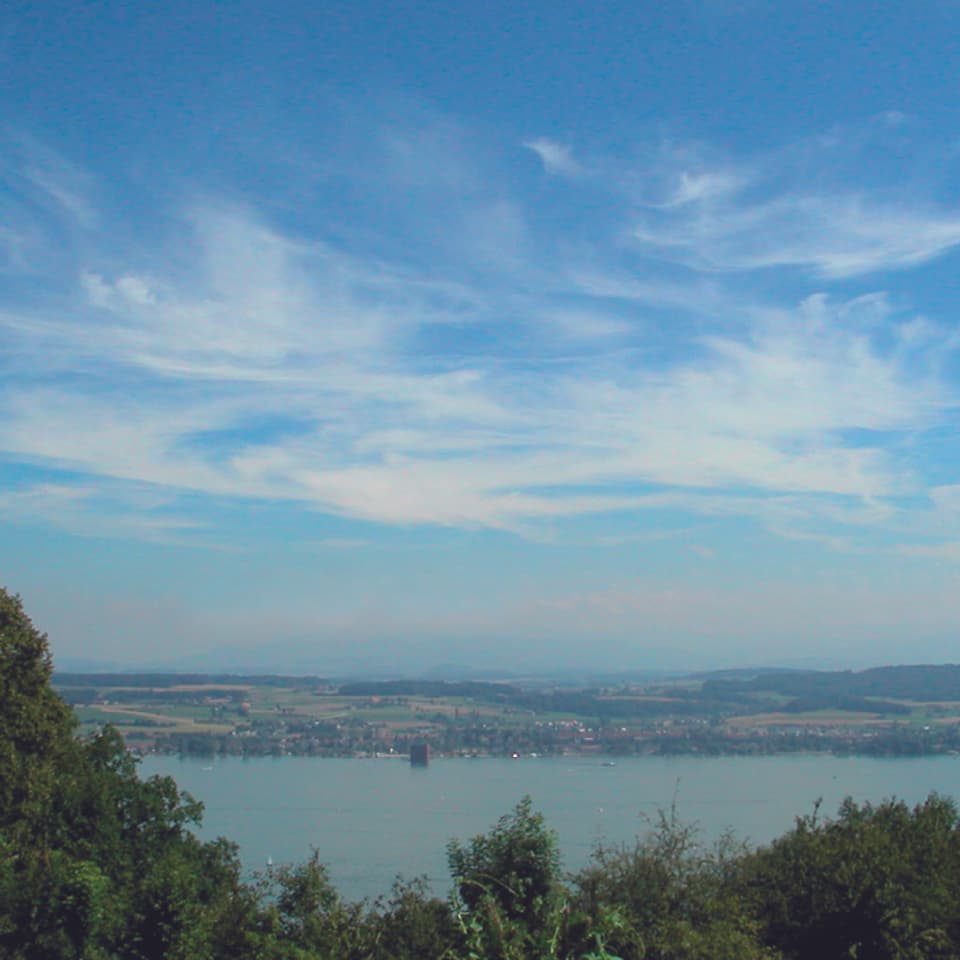 Dünne Wolkenschleier überziehen den Himmel in grosser Höhe. Manche Wolken erscheinen kommaförmig. 