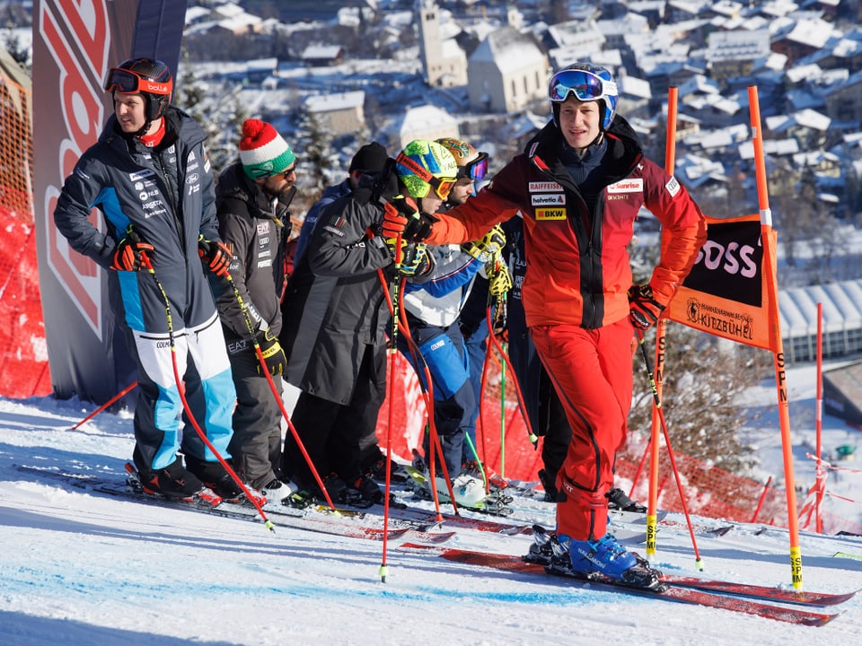 Marco Odermatt bei der Besichtigung der Streif oberhalb der Hausbergkante.