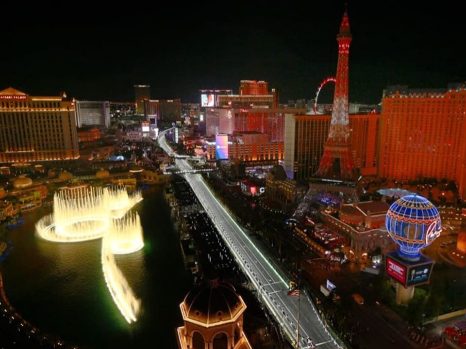 Nächtliche Skyline von Las Vegas with beautiful Springbrunnen and Eiffelturm-Attraktion.