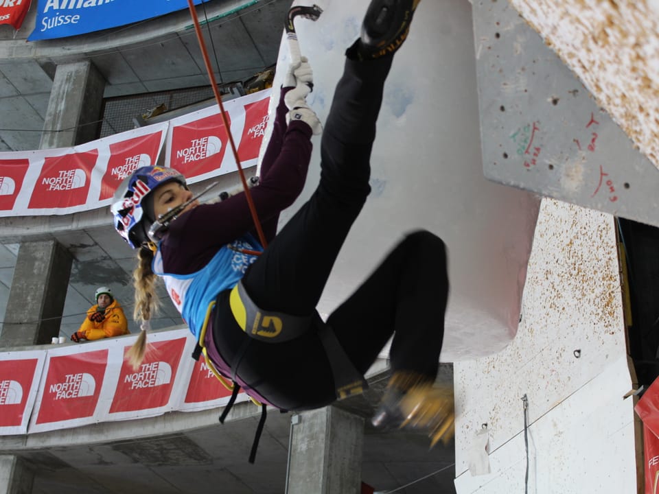 Nahaufnahme einer Sportlerin in der Wand.