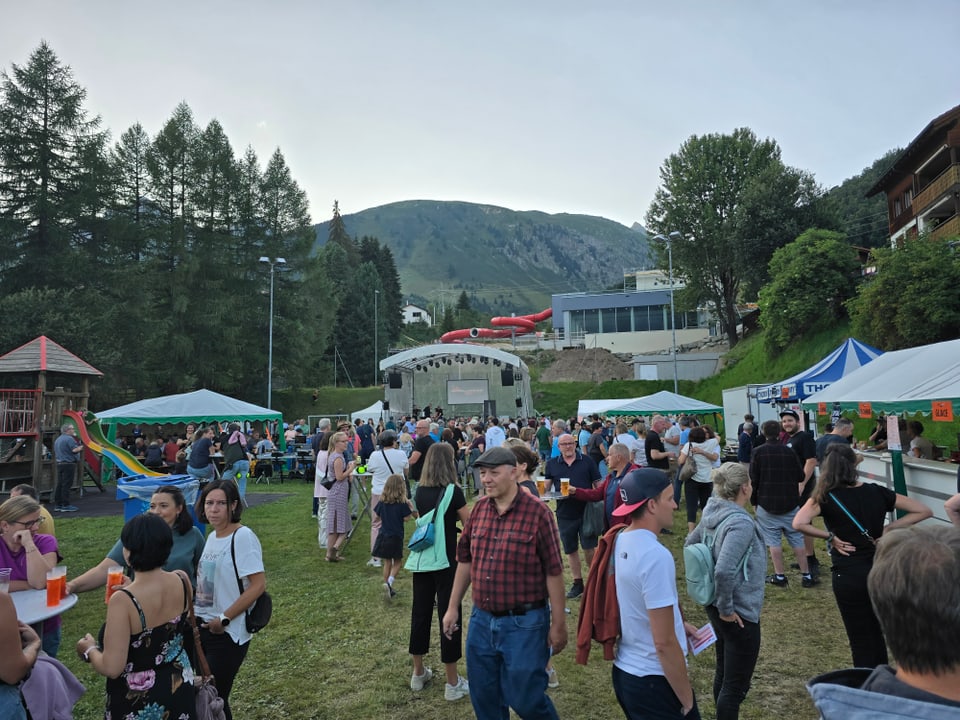 «ROCKseDRUN» ein kleines Musikfestival ohne Eintritt und mit viel rätoromanischer Musik in Sedrun. 