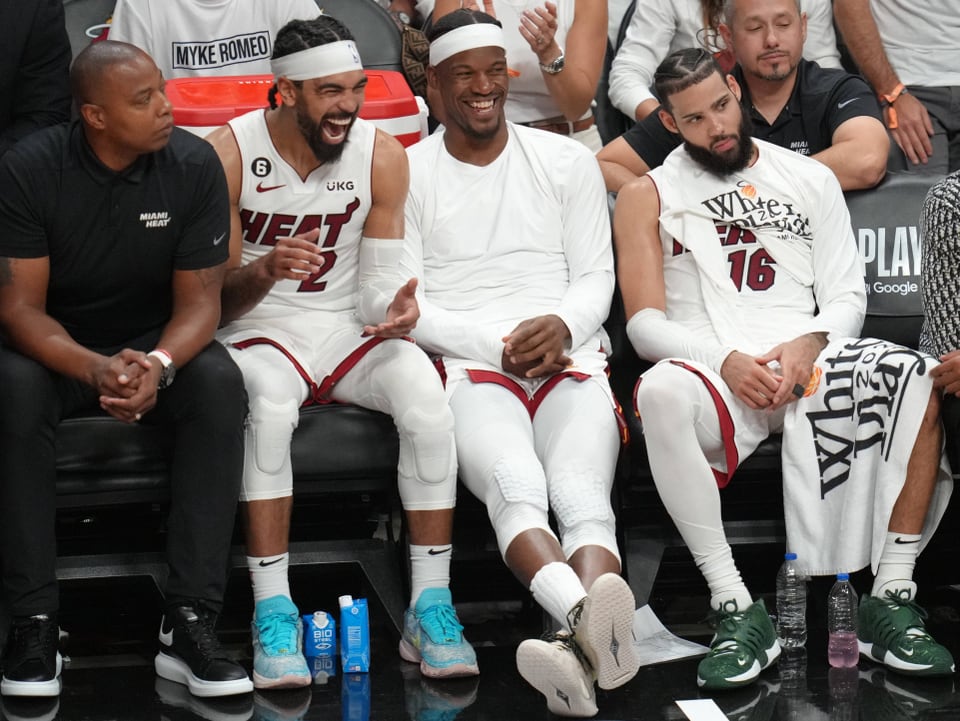 Gabe Vincent, Jimmy Butler und und Caleb Martin verbreiten auf der Bank der Heat positive Stimmung.