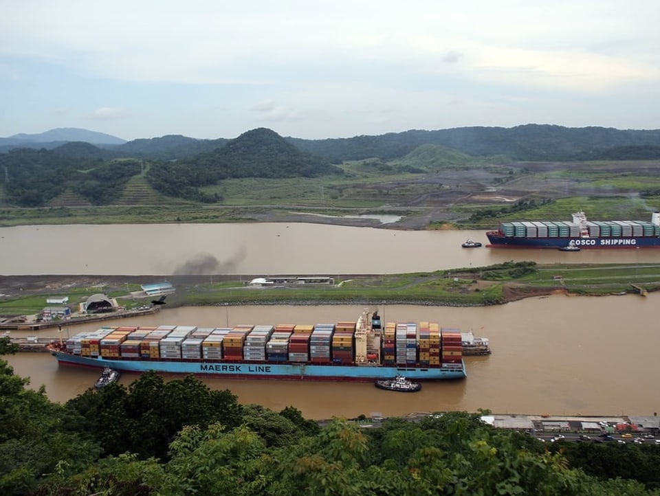 Auf dem Panama-Kanal fahren zwei Frachter. 
