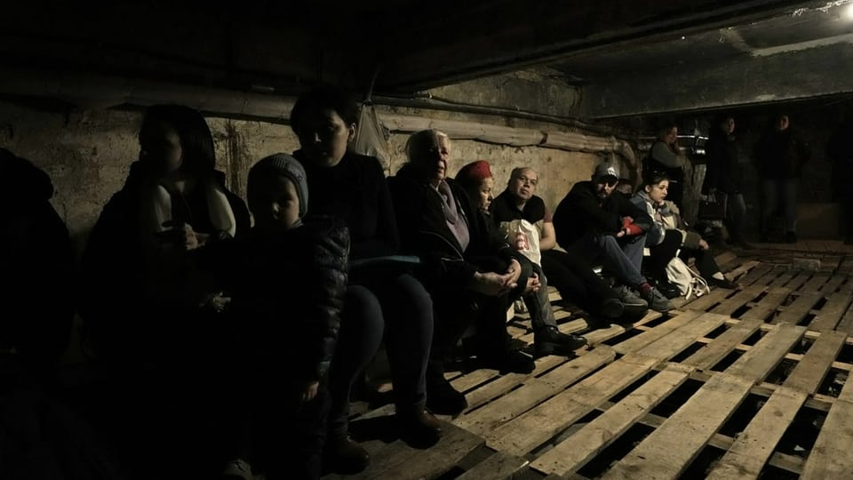 Menschen verstecken sich im Untergrund, nachdem es in Lwiw zu Explosionen gekommen war (26. März 2022).