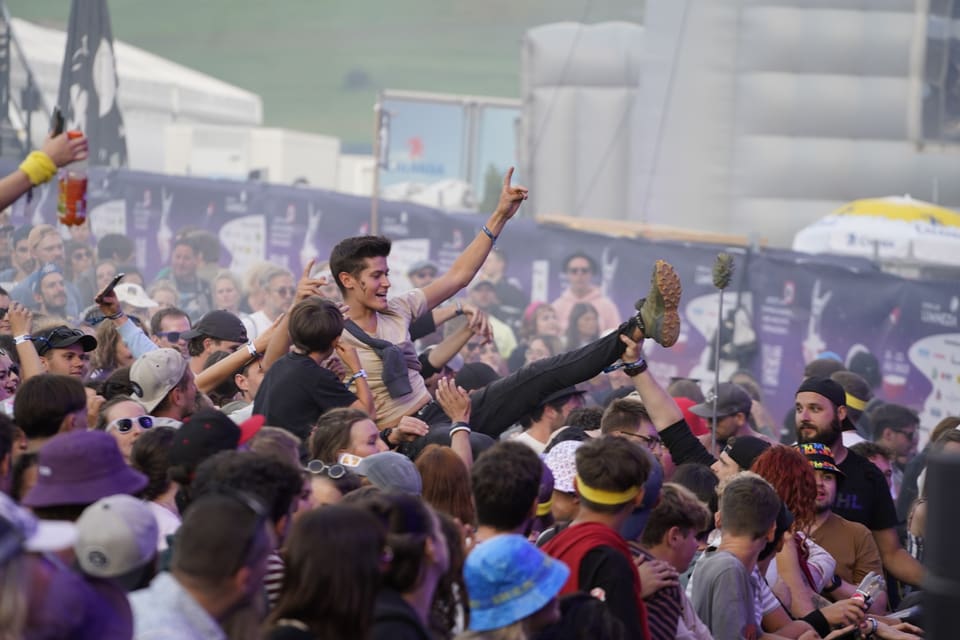 Ein Crowdsurfer im Publikum vor der Bühne am Open Air Lumnezia.