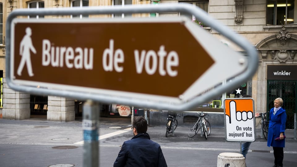 «Bureau de vote»-Schild in einer Gasse in Neuenburg.