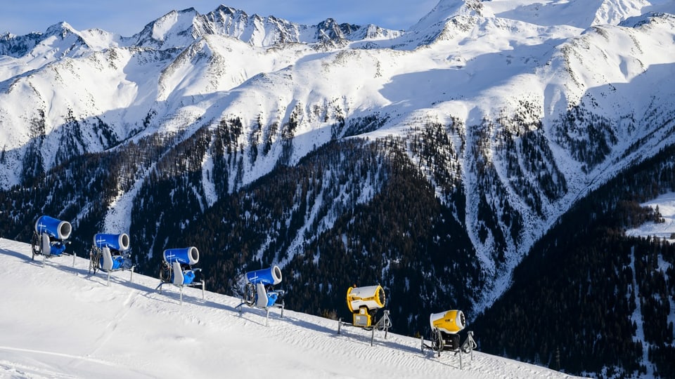 Schneekanonen auf Skipiste