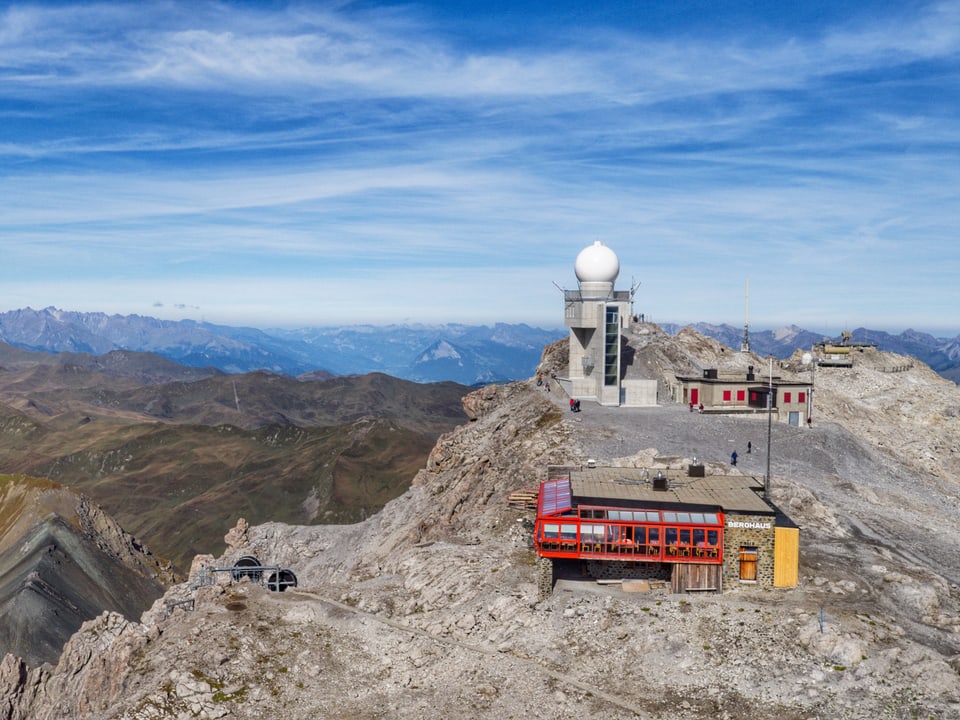 Staion mit Radar im Gebirge