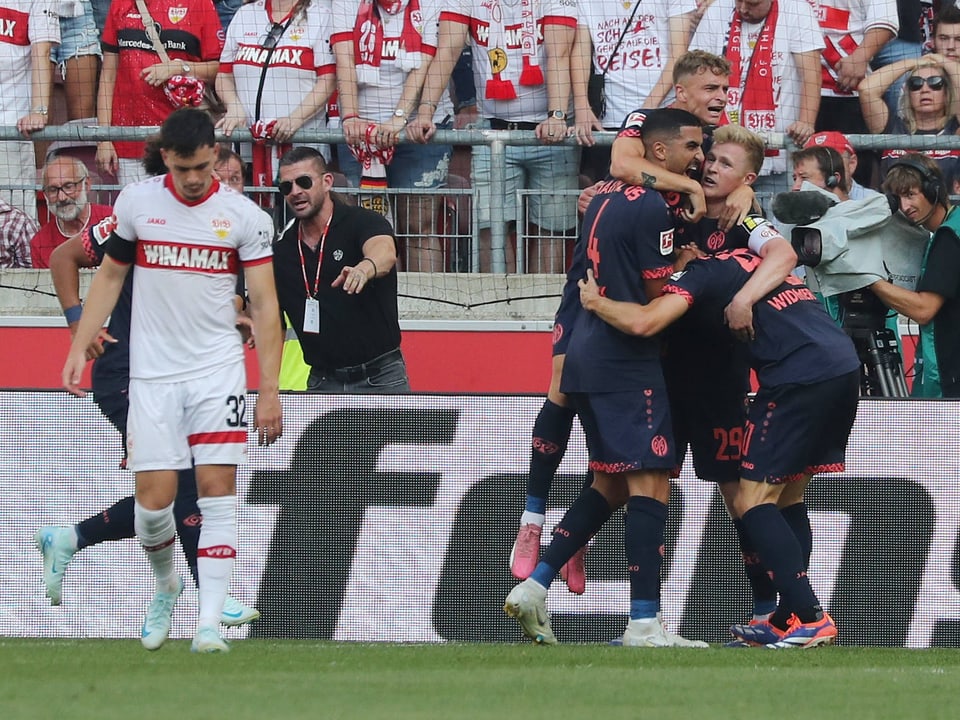 Torjubel in einem Fussballspiel der Bundesliga.