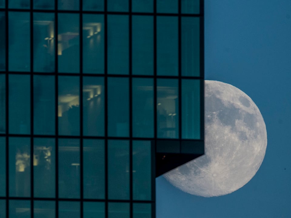 Supervollond taucht hinter dem Hochhaus Primetower in Zürich auf