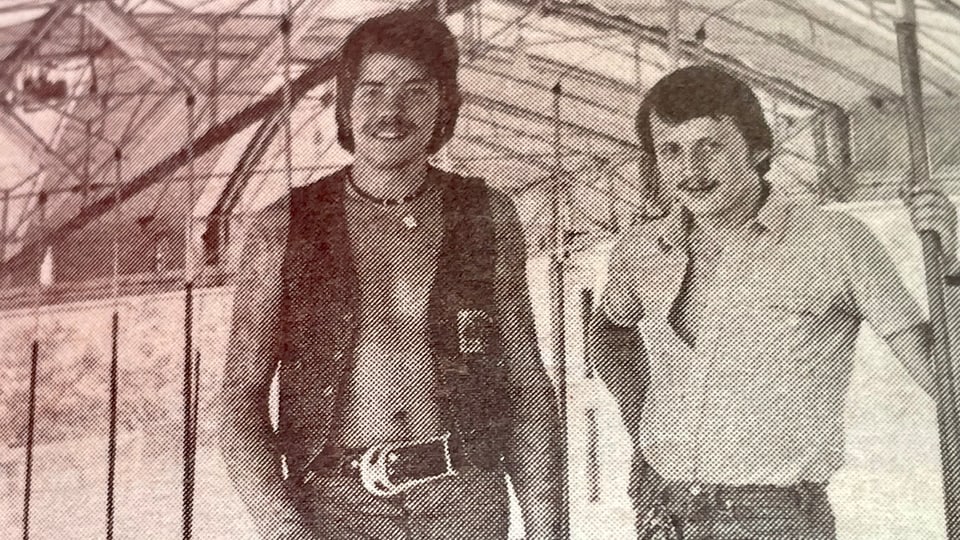 Seppi Moser (rechts) mit einem Kollegen nach dem Aufbau der Autoscooter-Bahn 1980..