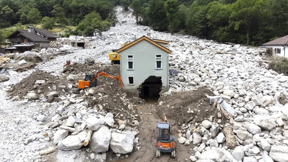 Ein zerstörtes Haus nach dem Murgang in Lostallo, Graubünden.